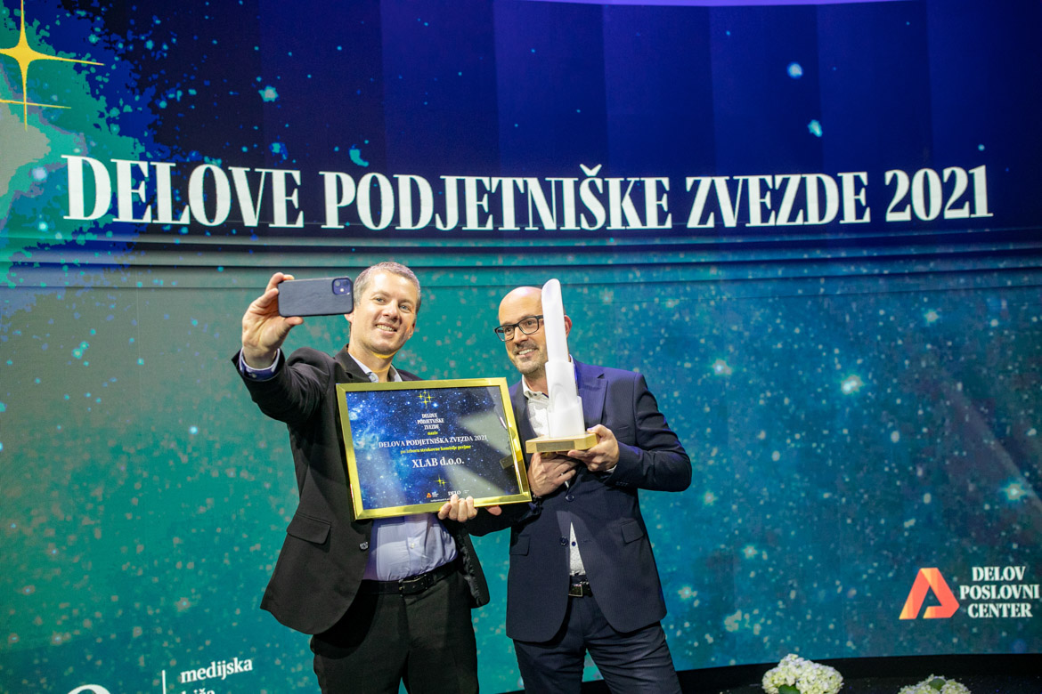 Gregor Berginc, XLAB CEO and Jure Pompe, XLAB co-founder & MD, with the Delo Entrepreneurial Star 2021 Award. (Photo: Voranc Vogel, Delo)